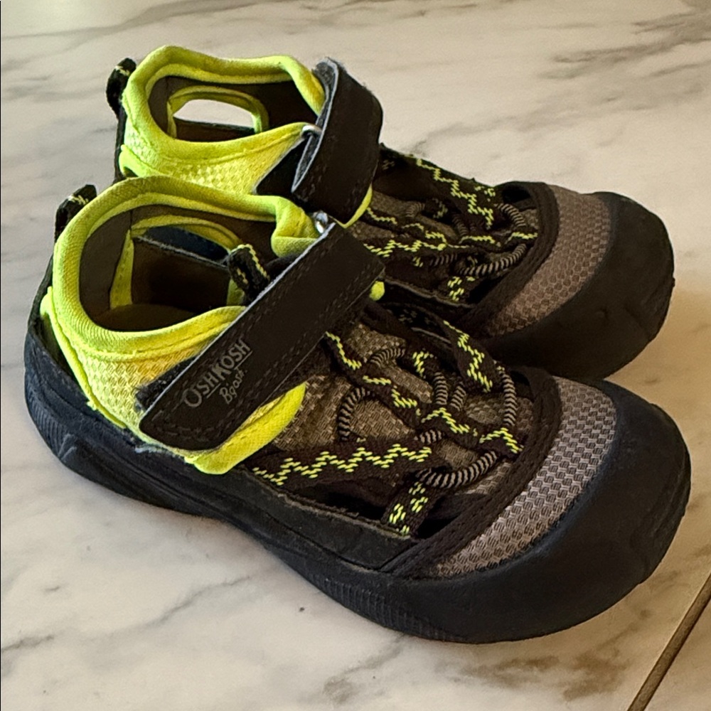 OshKosh B'gosh Kids Black and Neon Yellow Water Shoes